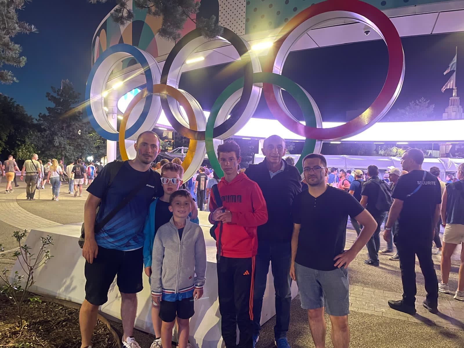 Membres du Club Chevry II Tennis de table devant les anneaux olympiques à Paris