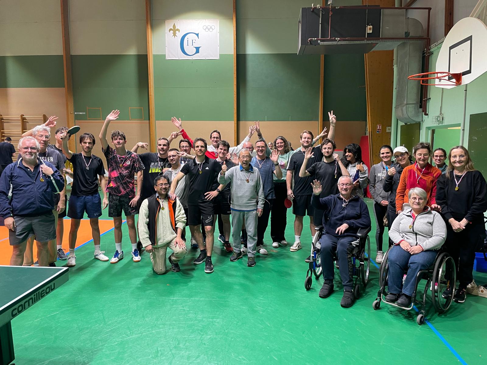 Le Club Chevry II Tennis de table réuni au gymnase des Neuveries, à Gif-sur-Yvette